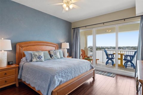 Condo in Redington Shores, Florida, 3 bedrooms  № 2230059 - photo 30