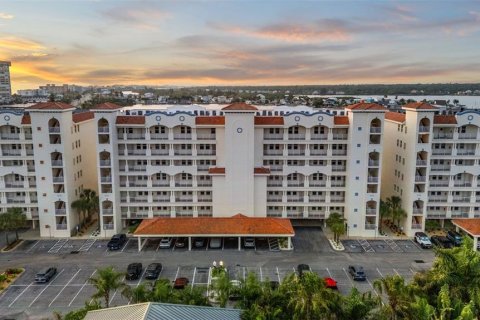 Condo in Redington Shores, Florida, 3 bedrooms  № 2230059 - photo 2