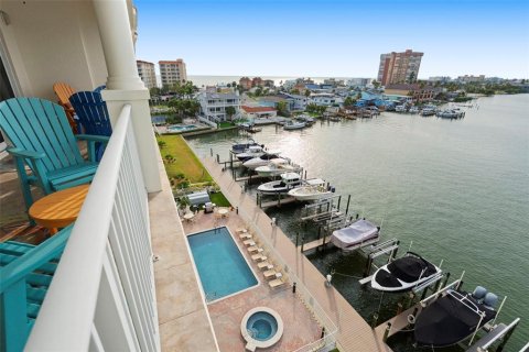 Condo in Redington Shores, Florida, 3 bedrooms  № 2230059 - photo 25