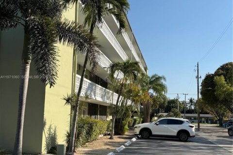 Estudio en el Condominio en Hollywood, Florida  № 2032554