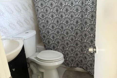 Commercial property in Miami, Florida 1 bedroom, 175.4 sq.m. № 2024430 - photo 5