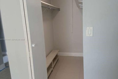 Commercial property in Miami, Florida 1 bedroom, 175.4 sq.m. № 2024430 - photo 4