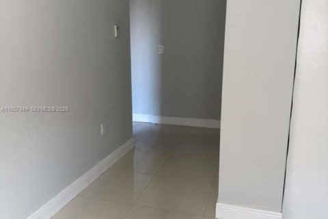 Commercial property in Miami, Florida 1 bedroom, 175.4 sq.m. № 2024430 - photo 3