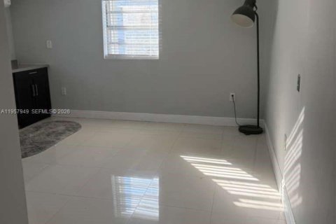 Commercial property in Miami, Florida 1 bedroom, 175.4 sq.m. № 2024430 - photo 2