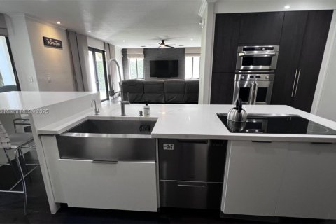 Снять в аренду виллу или дом в Катлер-Бей, Флорида 5 спален, 366.5м2, № 1942413 - фото 13