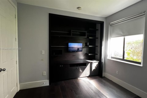 Снять в аренду виллу или дом в Катлер-Бей, Флорида 5 спален, 366.5м2, № 1942413 - фото 17