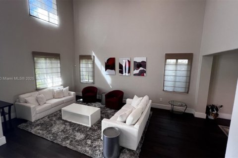 Снять в аренду виллу или дом в Катлер-Бей, Флорида 5 спален, 366.5м2, № 1942413 - фото 5