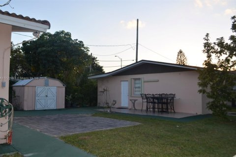 House in Hialeah, Florida 4 bedrooms, 166.39 sq.m. № 1865598 - photo 6