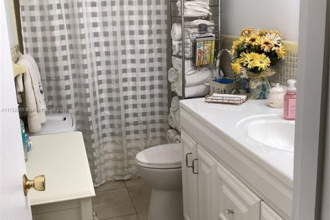 House in Hialeah, Florida 4 bedrooms, 166.39 sq.m. № 1865598 - photo 12