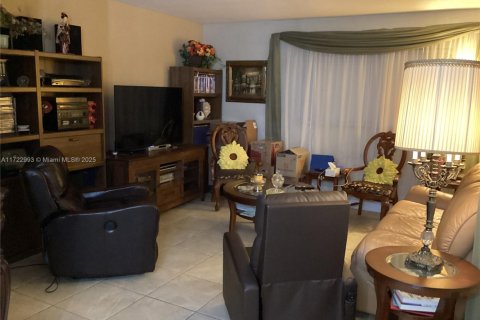 House in Hialeah, Florida 4 bedrooms, 166.39 sq.m. № 1865598 - photo 8