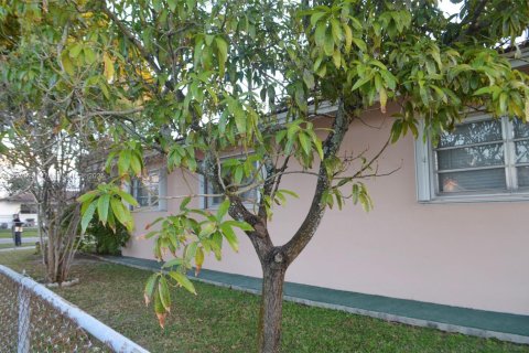 House in Hialeah, Florida 4 bedrooms, 166.39 sq.m. № 1865598 - photo 7
