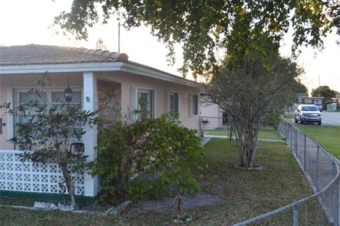 House in Hialeah, Florida 4 bedrooms, 166.39 sq.m. № 1865598 - photo 2