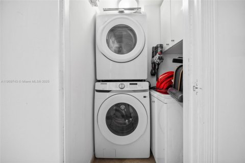 Condominio en venta en Surfside, Florida, 2 dormitorios, 149.94 m2 № 2013482 - foto 27