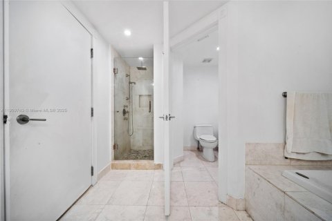 Condominio en venta en Surfside, Florida, 2 dormitorios, 149.94 m2 № 2013482 - foto 22