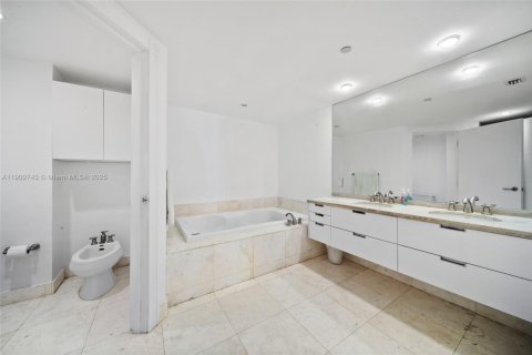 Condominio en venta en Surfside, Florida, 2 dormitorios, 149.94 m2 № 2013482 - foto 21