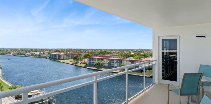 Condominio en Hillsboro Beach, Florida, 2 dormitorios  № 1954907