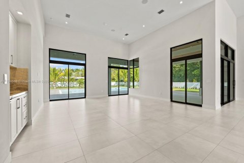 House in Miami, Florida 6 bedrooms, 475.01 sq.m. № 1764854 - photo 16