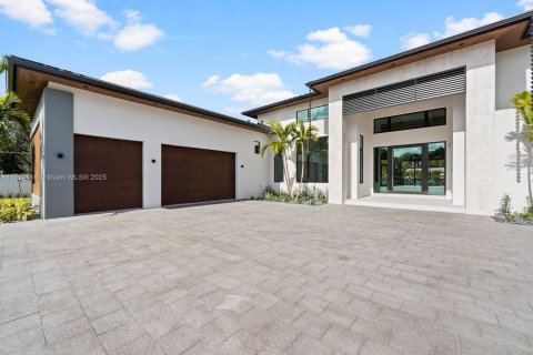 House in Miami, Florida 6 bedrooms, 475.01 sq.m. № 1764854 - photo 3