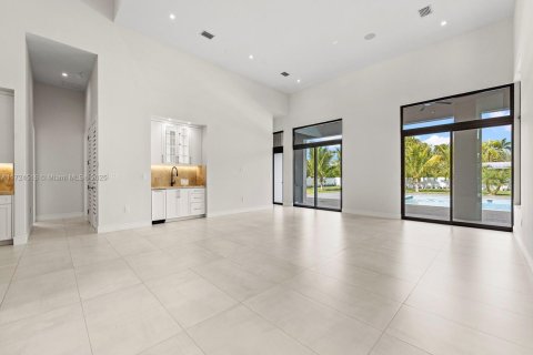 House in Miami, Florida 6 bedrooms, 475.01 sq.m. № 1764854 - photo 15