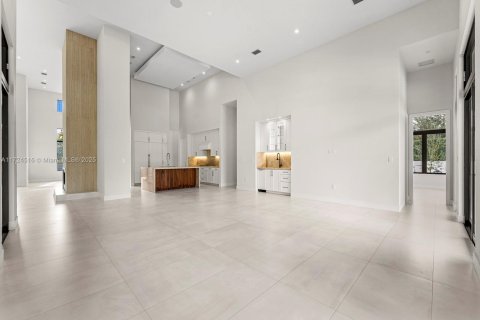 House in Miami, Florida 6 bedrooms, 475.01 sq.m. № 1764854 - photo 14