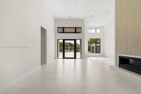 House in Miami, Florida 6 bedrooms, 475.01 sq.m. № 1764854 - photo 5