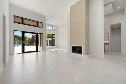 House in Miami, Florida 6 bedrooms, 475.01 sq.m. № 1764854 - photo 9