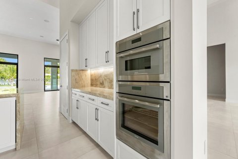 House in Miami, Florida 6 bedrooms, 475.01 sq.m. № 1764854 - photo 12