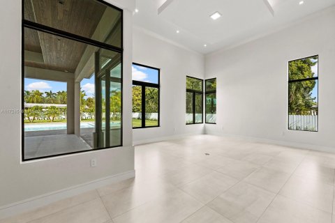 House in Miami, Florida 6 bedrooms, 475.01 sq.m. № 1764854 - photo 17