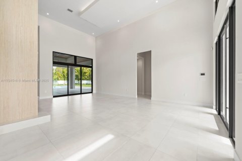 House in Miami, Florida 6 bedrooms, 475.01 sq.m. № 1764854 - photo 8