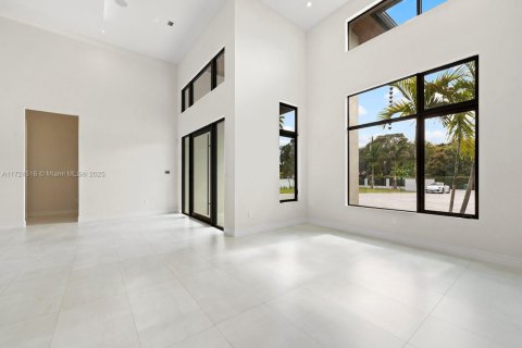 House in Miami, Florida 6 bedrooms, 475.01 sq.m. № 1764854 - photo 7