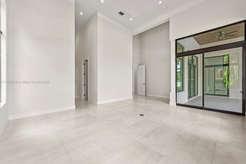 House in Miami, Florida 6 bedrooms, 475.01 sq.m. № 1764854 - photo 20