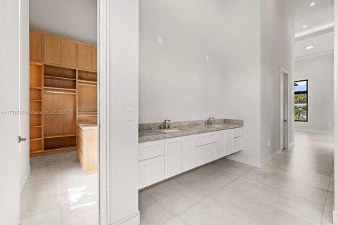 House in Miami, Florida 6 bedrooms, 475.01 sq.m. № 1764854 - photo 22