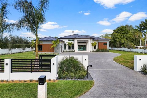 House in Miami, Florida 6 bedrooms, 475.01 sq.m. № 1764854 - photo 1