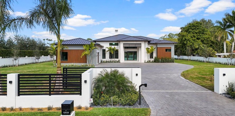 House in Miami, Florida 6 bedrooms, 475.01 sq.m. № 1764854