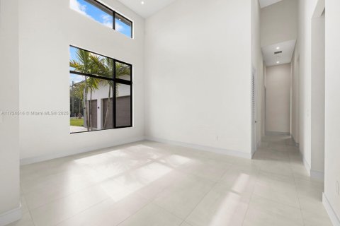 House in Miami, Florida 6 bedrooms, 475.01 sq.m. № 1764854 - photo 6