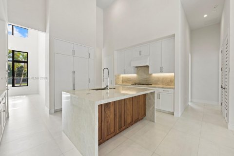 House in Miami, Florida 6 bedrooms, 475.01 sq.m. № 1764854 - photo 13