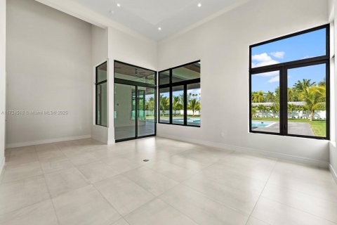 House in Miami, Florida 6 bedrooms, 475.01 sq.m. № 1764854 - photo 19