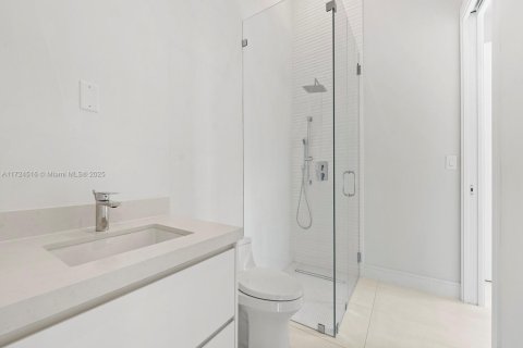 House in Miami, Florida 6 bedrooms, 475.01 sq.m. № 1764854 - photo 30