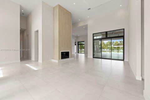 House in Miami, Florida 6 bedrooms, 475.01 sq.m. № 1764854 - photo 4