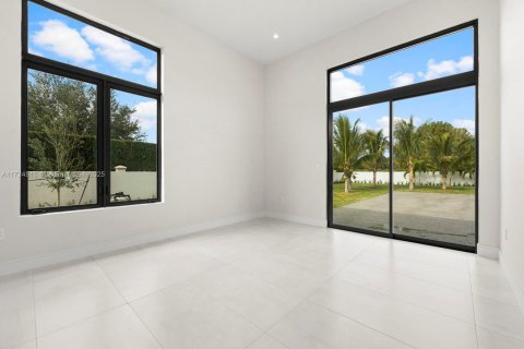 House in Miami, Florida 6 bedrooms, 475.01 sq.m. № 1764854 - photo 28