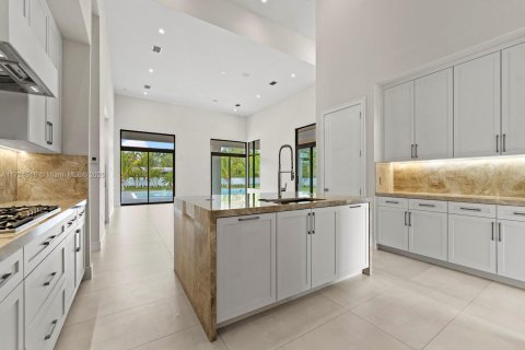 House in Miami, Florida 6 bedrooms, 475.01 sq.m. № 1764854 - photo 11