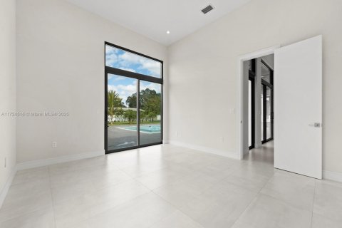 House in Miami, Florida 6 bedrooms, 475.01 sq.m. № 1764854 - photo 29