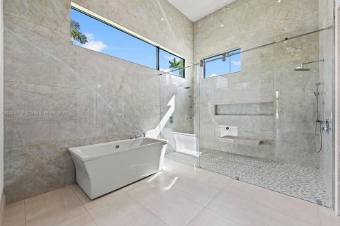 House in Miami, Florida 6 bedrooms, 475.01 sq.m. № 1764854 - photo 21