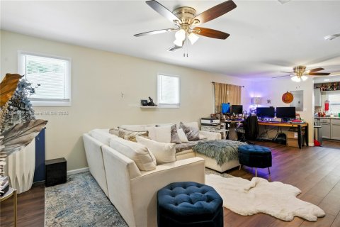 Villa ou maison à louer à West Palm Beach, Floride: 2 chambres, 72.28 m2 № 1946050 - photo 2