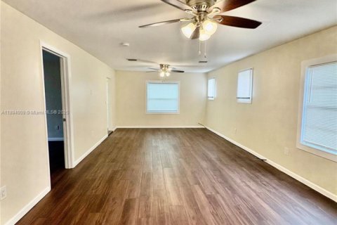 Villa ou maison à louer à West Palm Beach, Floride: 2 chambres, 72.28 m2 № 1946050 - photo 4