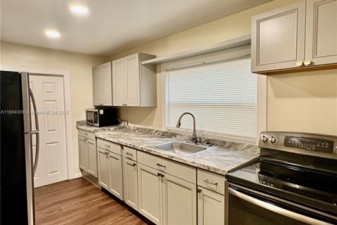 Villa ou maison à louer à West Palm Beach, Floride: 2 chambres, 72.28 m2 № 1946050 - photo 5