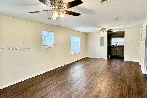 Villa ou maison à louer à West Palm Beach, Floride: 2 chambres, 72.28 m2 № 1946050 - photo 3