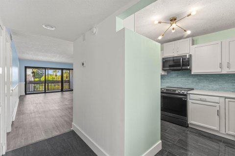 Condo in North Palm Beach, Florida, 2 bedrooms № 2172332 - photo 13
