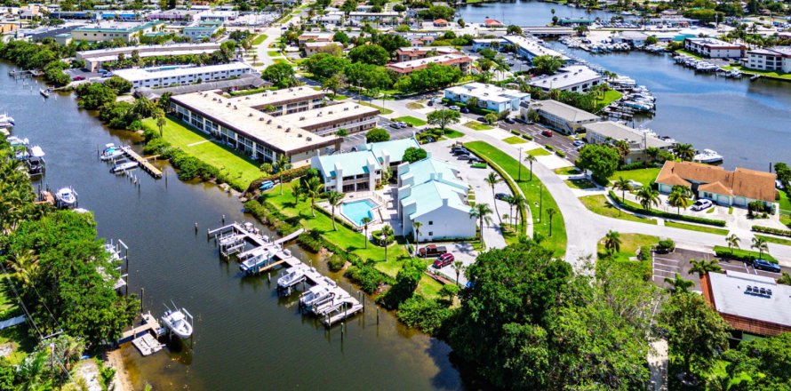 Condo in North Palm Beach, Florida, 2 bedrooms № 2172332
