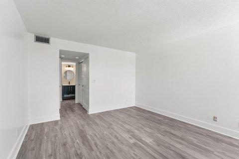 Condo in North Palm Beach, Florida, 2 bedrooms № 2172332 - photo 26